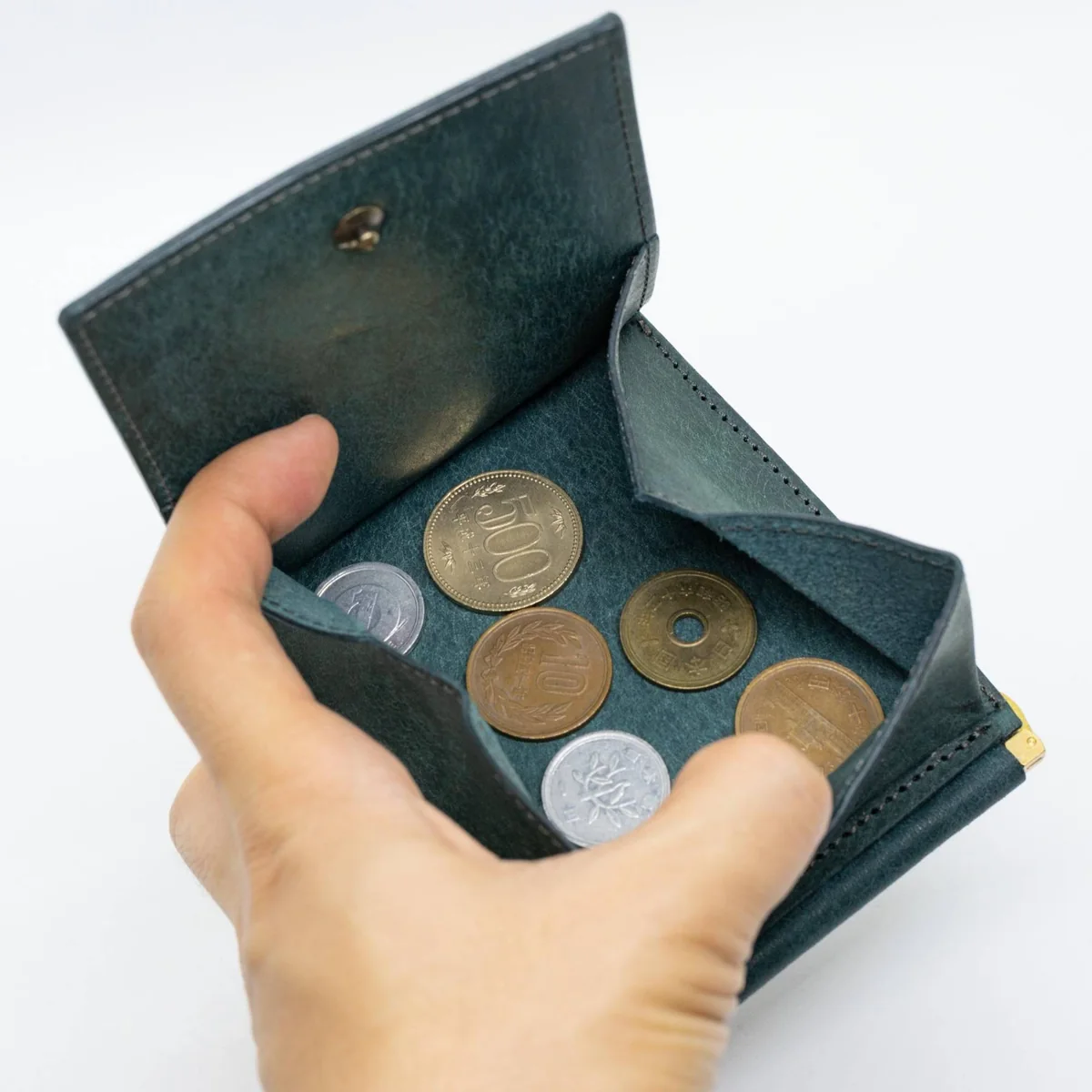 小銭入れ付きマネークリップの小銭入れを開いたところ。500円玉や10円玉などが見渡せる